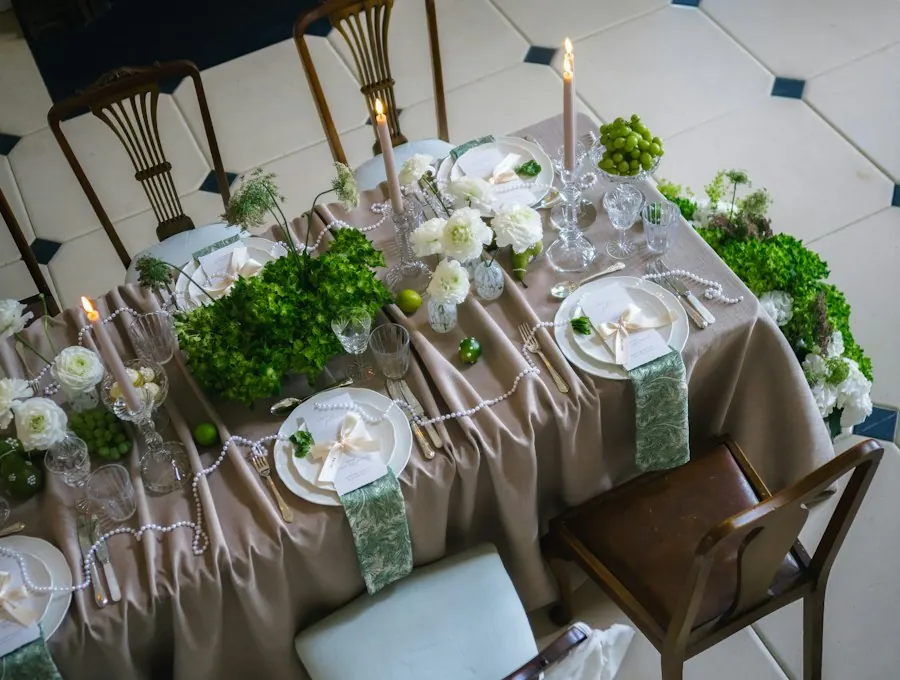 Decoración de una cena de celebración en casa con velas y flores
