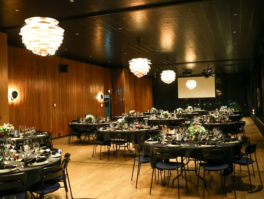 Recepción corporativa elegantemente decorada para un evento de empresa